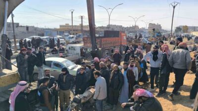 Suriye’nin Rakka kentinde aileler, El-Aktan Cezaevi yakınlarında terör örgütü PKK/YPG’nin