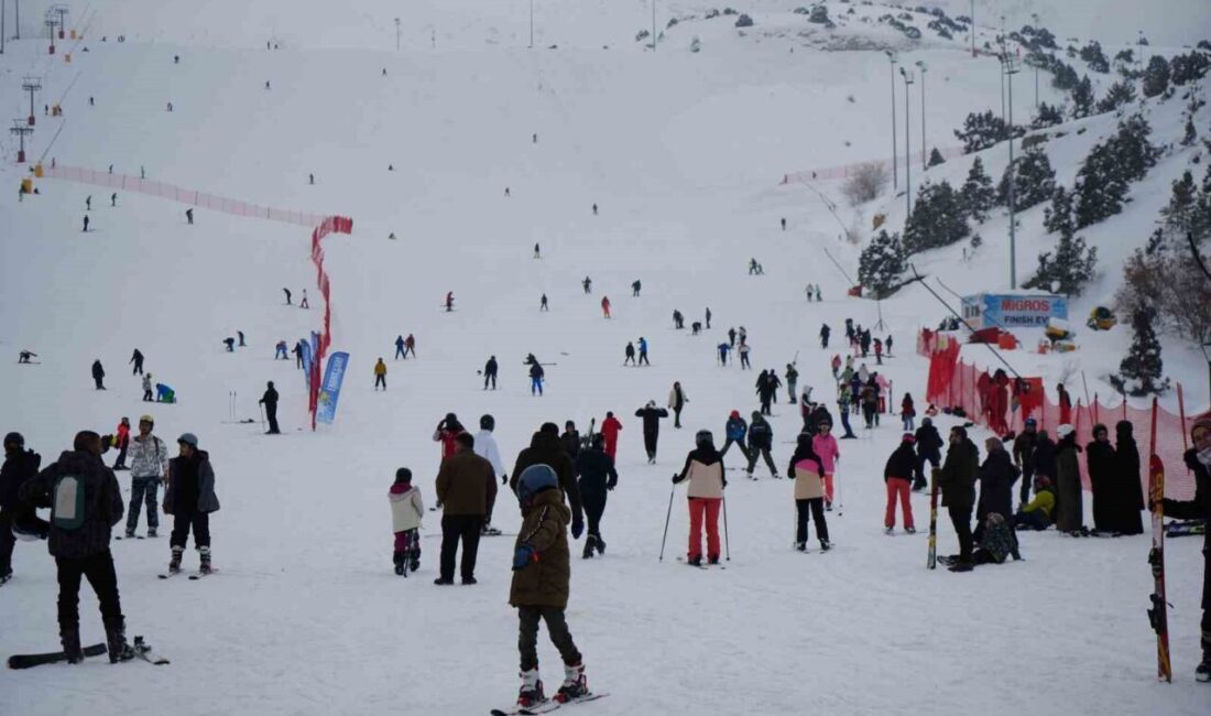 Son dönemin popüler rap sanatçılarından Çakal.95 lakaplı Emirhan Çakal, kayak