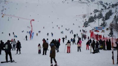 Son dönemin popüler rap sanatçılarından Çakal.95 lakaplı Emirhan Çakal, kayak