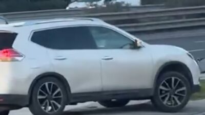 İzmir’in Bornova ilçesinde, Ankara Caddesi üzerinde aracıyla orta refüjden karşı