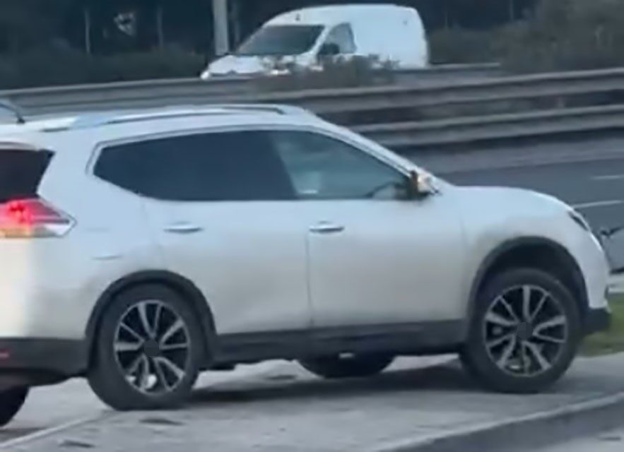 İzmir’in Bornova ilçesinde, Ankara Caddesi üzerinde aracıyla orta refüjden karşı