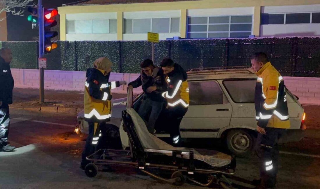 Kayseri’nin Kocasinan ilçesinde direksiyon hakimiyetini kaybeden sürücü refüje çarptı. Kazada
