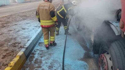 Hatay’da tırın motor kısmında çıkan yangın itfaiye ekipleri tarafından büyümeden