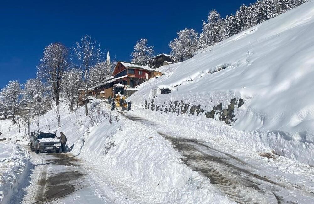 Rize genelinde etkili olan yoğun kar yağışı nedeniyle ulaşıma kapanan
