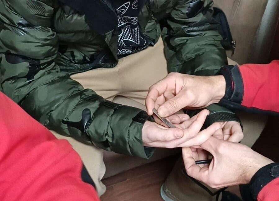 Rize’de oyun oynamak amacıyla madeni parayı parmağında aksesuara dönüştürmeye çalışan