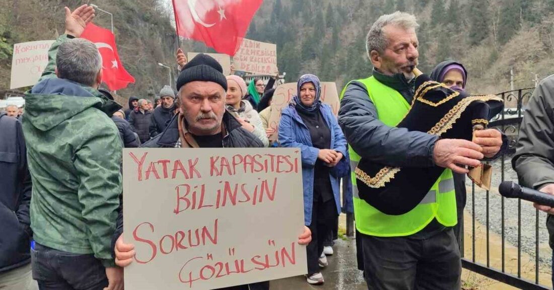 Rize’nin Çamlıhemşin ilçesinde faaliyet gösteren ruhsatsız turizm işletmelerinin sahipleri eylem