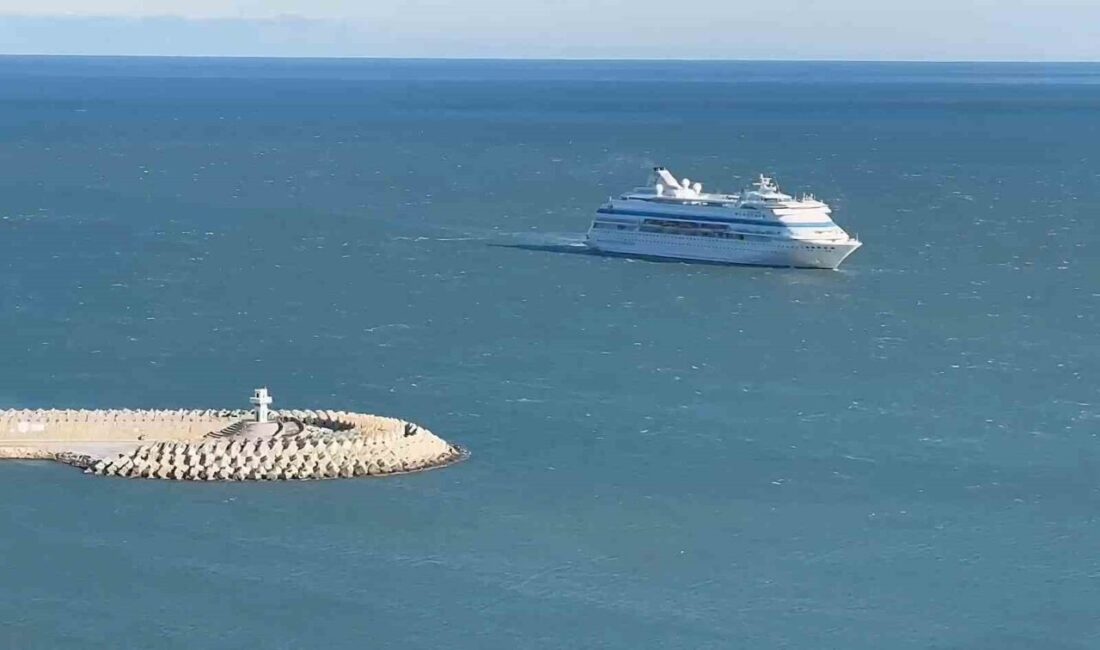 Rusya’dan Türkiye’ye gelen ve 950 yolcu ile 450 personeli bulunan