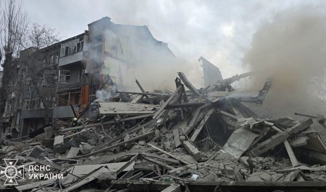 Rusya’nın Ukrayna’nın Harkov kentine düzenlediği saldırıda füzelerden birinin 5 katlı