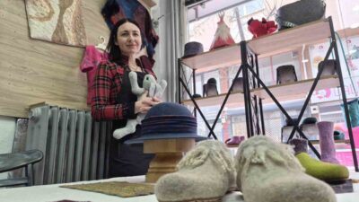 Rusya’da öğrendiği keçe ustalığını Eskişehir’de sürdürerek ayakkabı ve terlik gibi