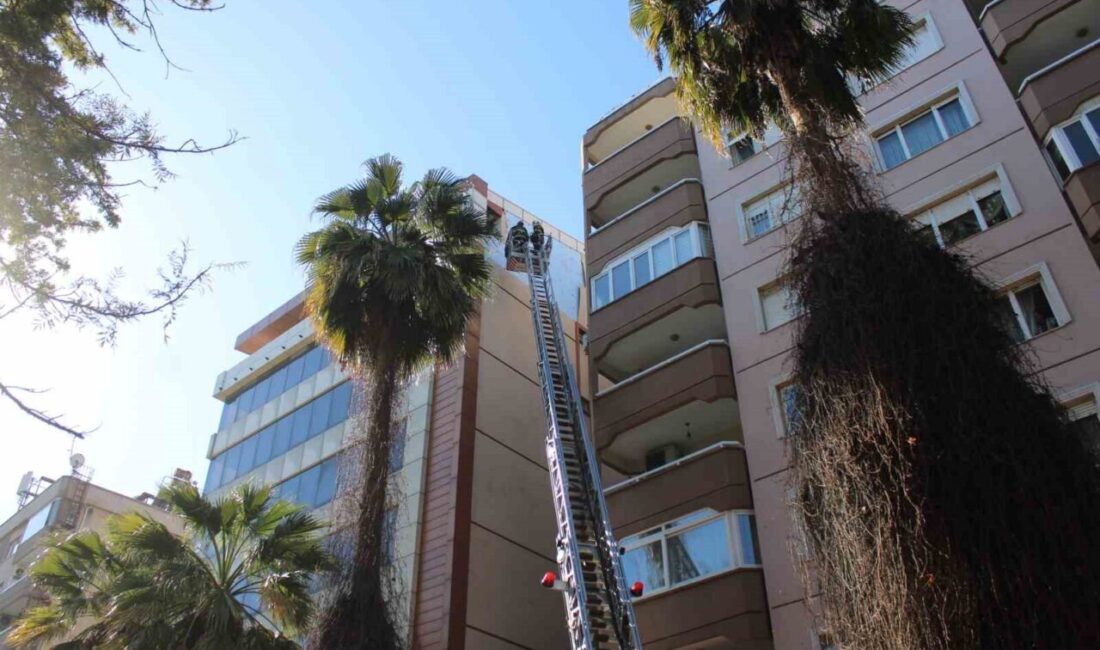 Aydın’ın Efeler ilçesinde etkili olan rüzgar sebebiyle bir binanın cephesi