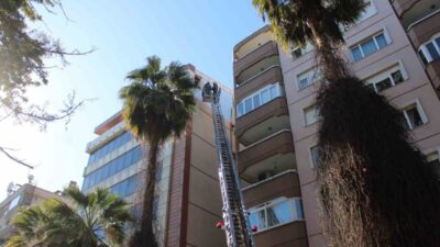 Aydın’ın Efeler ilçesinde etkili olan rüzgar sebebiyle bir binanın cephesi