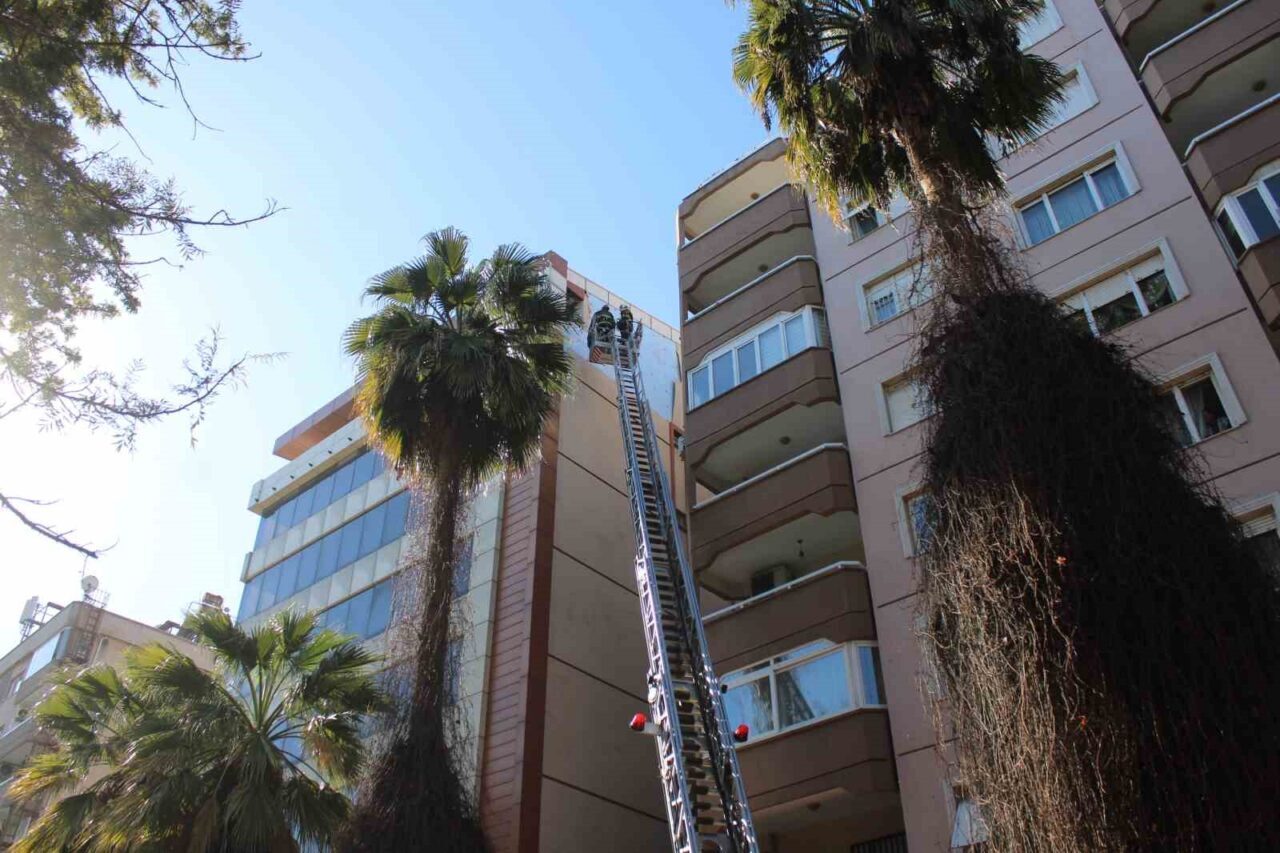 Aydın’ın Efeler ilçesinde etkili olan rüzgar sebebiyle bir binanın cephesi