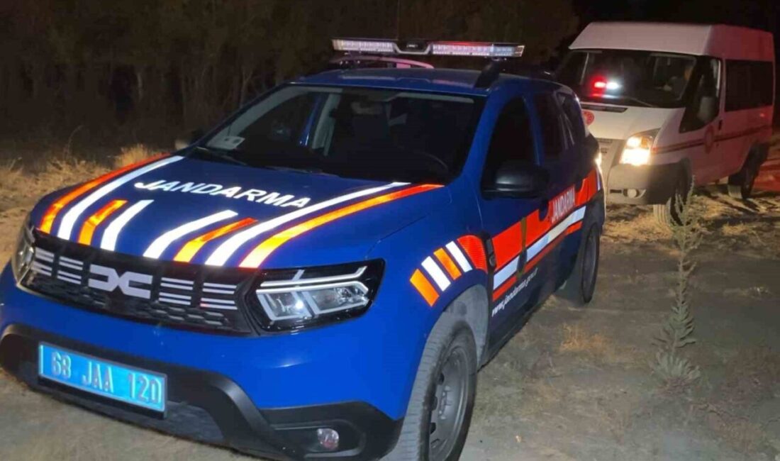 Aksaray’da etkili olan şiddetli rüzgar restoranın çatısını uçurdu. Uçan çatı