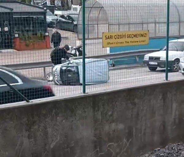 Bursa’da şiddetli rüzgarın etkisiyle devrilen mini otomobilde bulunan sürücü, çevredeki