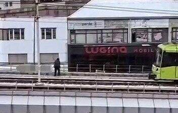 Bursa’da şiddetli rüzgarın kopardığı tabela metro raylarına kadar sürüklendi. Tabelayı