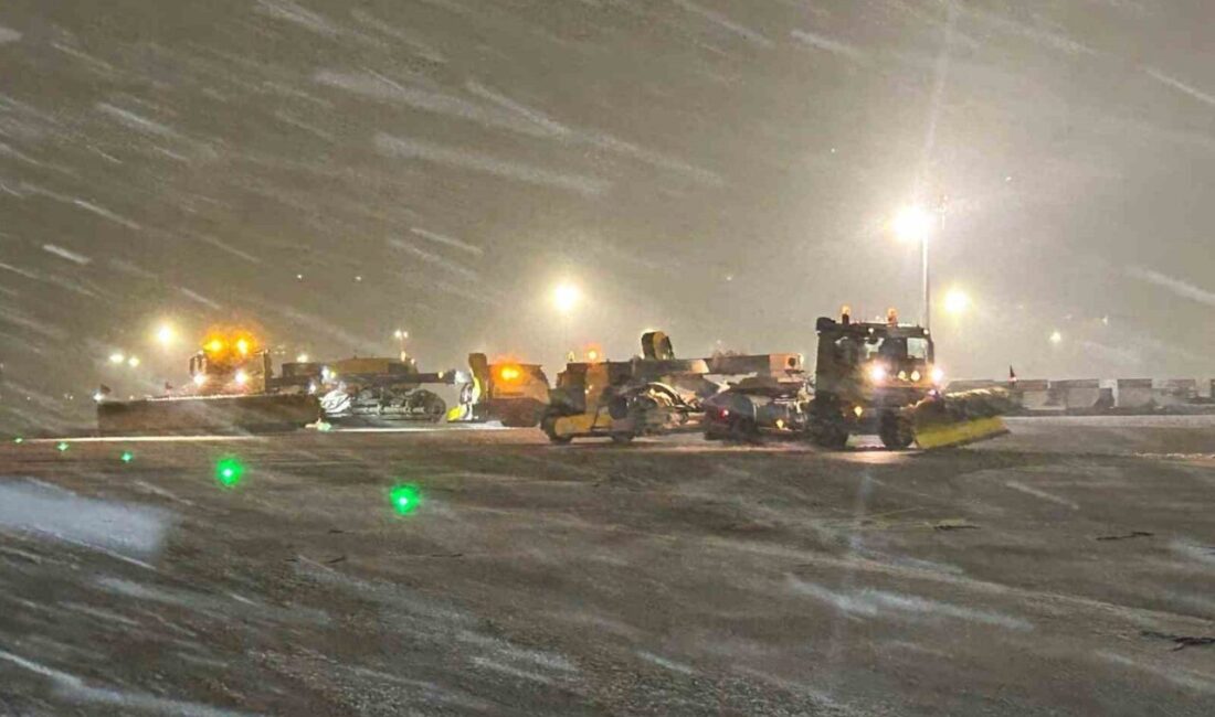 Sabiha Gökçen Havalimanı’nda kar ve buzla mücadele faaliyetleri sürüyor. HEAŞ’a