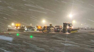 Sabiha Gökçen Havalimanı’nda kar ve buzla mücadele faaliyetleri sürüyor. HEAŞ’a