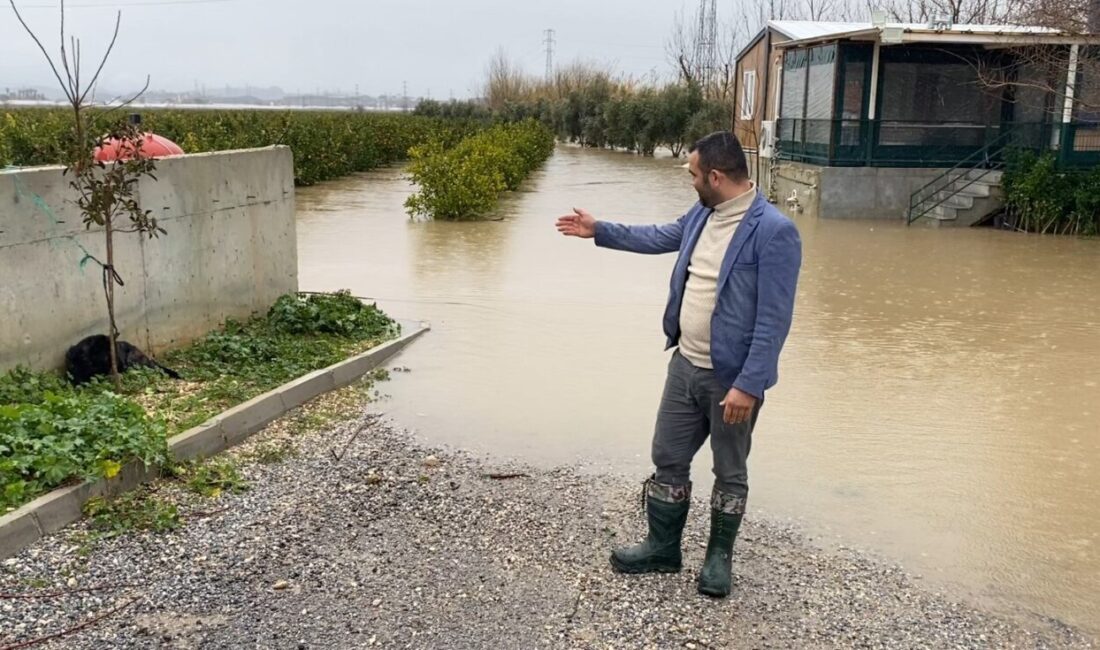 Antalya’nın Serik ilçesinde etkili olan sağanak sonrası etrafı sularla çevrilmiş