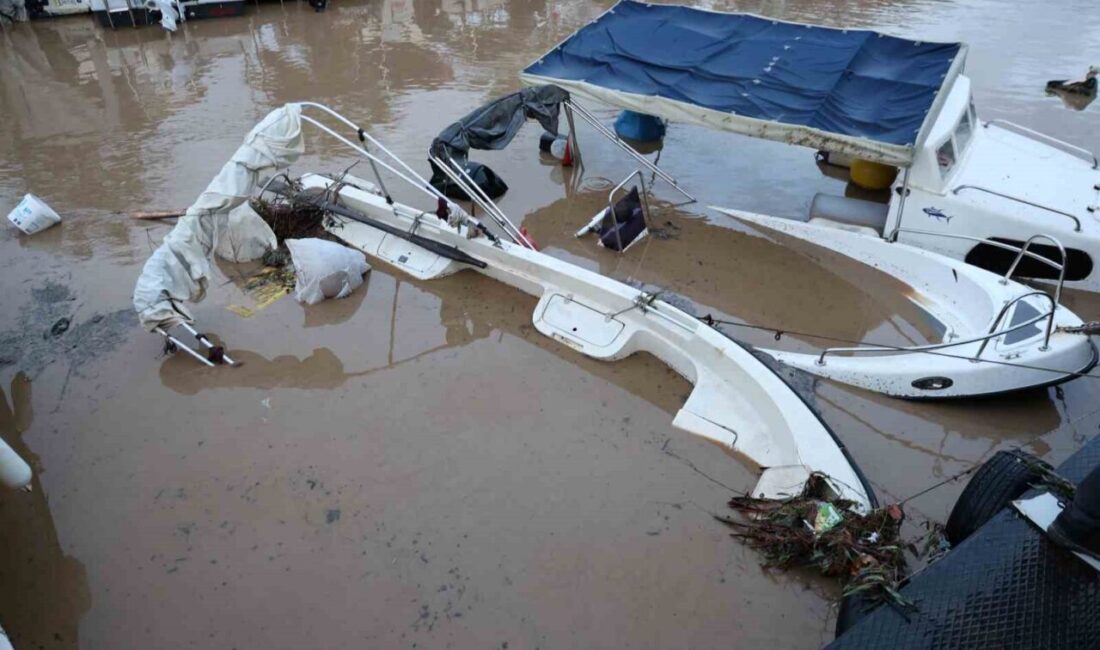 Aydın’ın Kuşadası ilçesinde etkili olan sağanak yağışla beraber oluşan sel