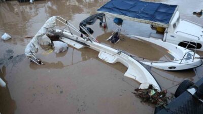 Aydın’ın Kuşadası ilçesinde etkili olan sağanak yağışla beraber oluşan sel