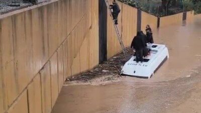 Adana’da sağanak yağışta mahsur kalan vatandaşların yardımına itfaiye ekipleri koştu.