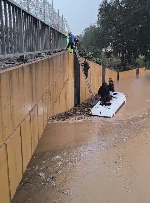 Adana’da sağanak yağışta mahsur kalan vatandaşların yardımına itfaiye ekipleri koştu.