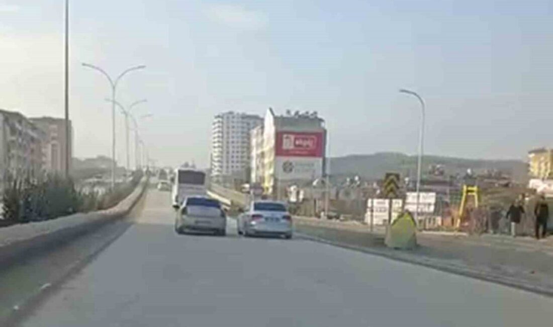 Hatay’da sağdan sollama yaparak yürekleri ağza getiren otomobil sürücüsünün tehlikeli