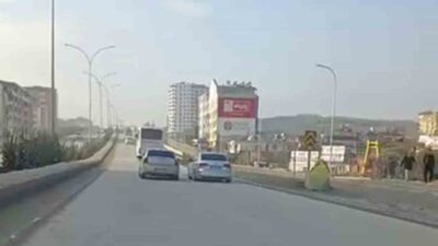 Hatay’da sağdan sollama yaparak yürekleri ağza getiren otomobil sürücüsünün tehlikeli
