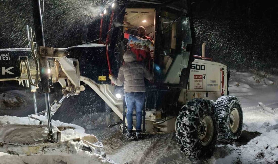 Diyarbakır’ın Hazro ilçesinde sağlık ekipleri, rahatsızlanan 1 yaşındaki Mina’ya greyder