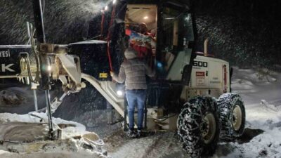 Diyarbakır’ın Hazro ilçesinde sağlık ekipleri, rahatsızlanan 1 yaşındaki Mina’ya greyder