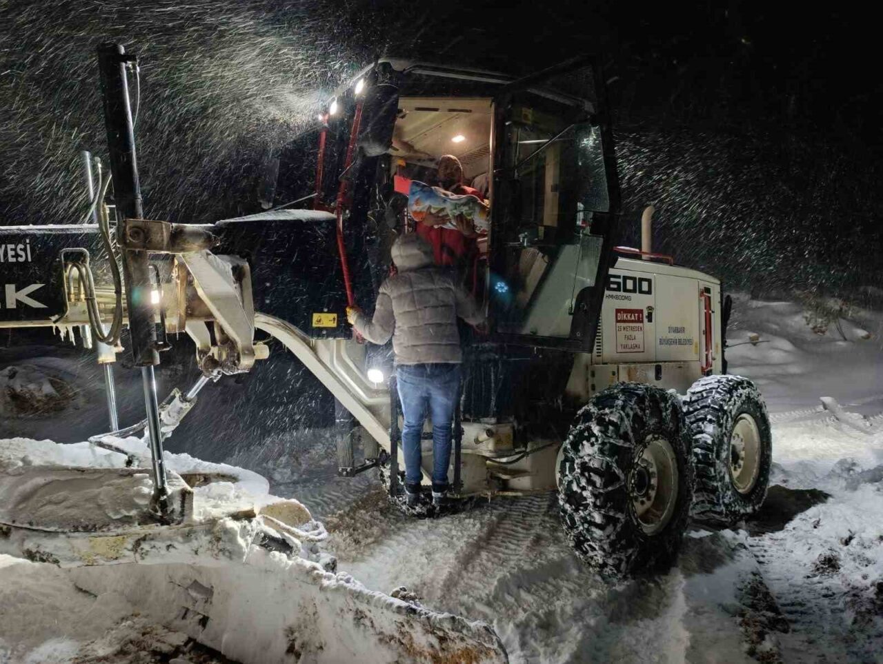 Diyarbakır’ın Hazro ilçesinde sağlık ekipleri, rahatsızlanan 1 yaşındaki Mina’ya greyder