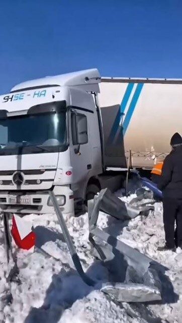 Ardahan’ı Karadeniz Bölgesi’ne bağlayan Şavşat Karayolu’nun Sahara Geçidi mevkiinde buzlanma