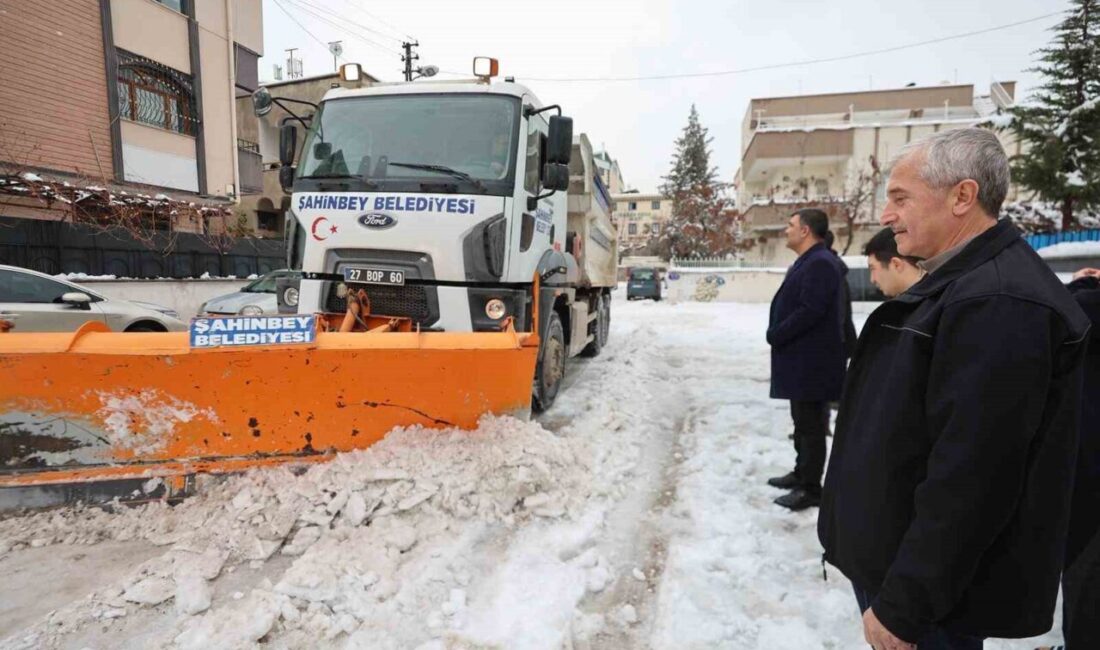 Gaziantep’i etkisi altına alan yoğun kar yağışında Şahinbey Belediyesi ekipleri