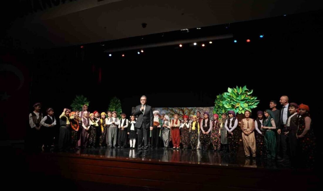 Eskişehir Şehit Soner Özübek Okulları tarafından sahnelenen “Gülmek Serbest, Akıl