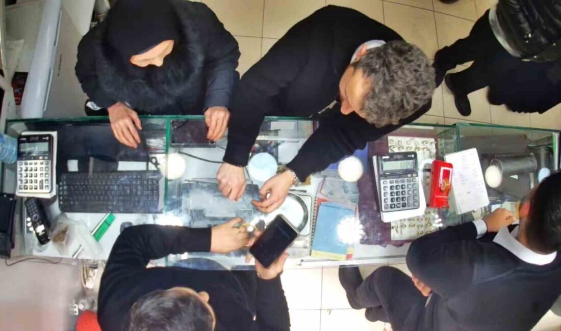 Eskişehir’de kendisini polis olarak tanıtan şahıslarca 113 bin 300 TL