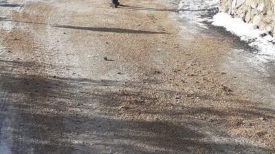 Adana’nın Saimbeyli ilçesinde etkili olan kar yağışının ardından belediye ekipleri