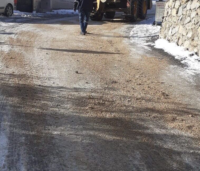 Adana’nın Saimbeyli ilçesinde etkili olan kar yağışının ardından belediye ekipleri