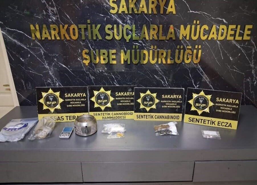 Sakarya’da polis ekiplerince düzenlenen uyuşturucu operasyonlarında 10 şüpheli gözaltına alındı.
