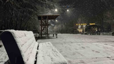 Sakarya’nın yüksek kesimlerinde etkili olan kar yağışı şehir merkezinde de