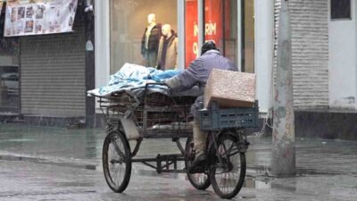 Sakarya’da yüksek kesimlerde başlayan kar yağışı, sabah saatlerinden itibaren şehir