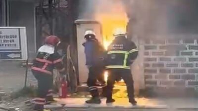 Sakarya’nın Akyazı ilçesinde trafoda çıkan yangına ekiplerin müdahalesi esnasında yaşanan