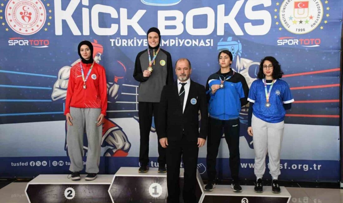 Sakarya Büyükşehir Belediyesi Spor Kulübü sporcuları, katıldıkları Türkiye Kick Boks