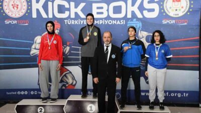 Sakarya Büyükşehir Belediyesi Spor Kulübü sporcuları, katıldıkları Türkiye Kick Boks