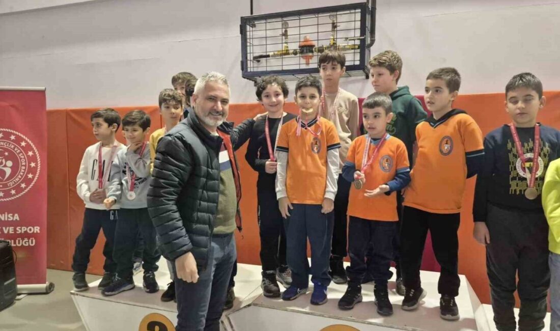 Manisa’nın Salihli ilçesinde 10 Ocak Çalışan Gazeteciler Günü kapsamında çocuklara