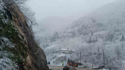 Trabzon’un Şalpazarı-Beşikdüzü karayolunda dün akşam saatlerinde başlayan yoğun yağmur ve