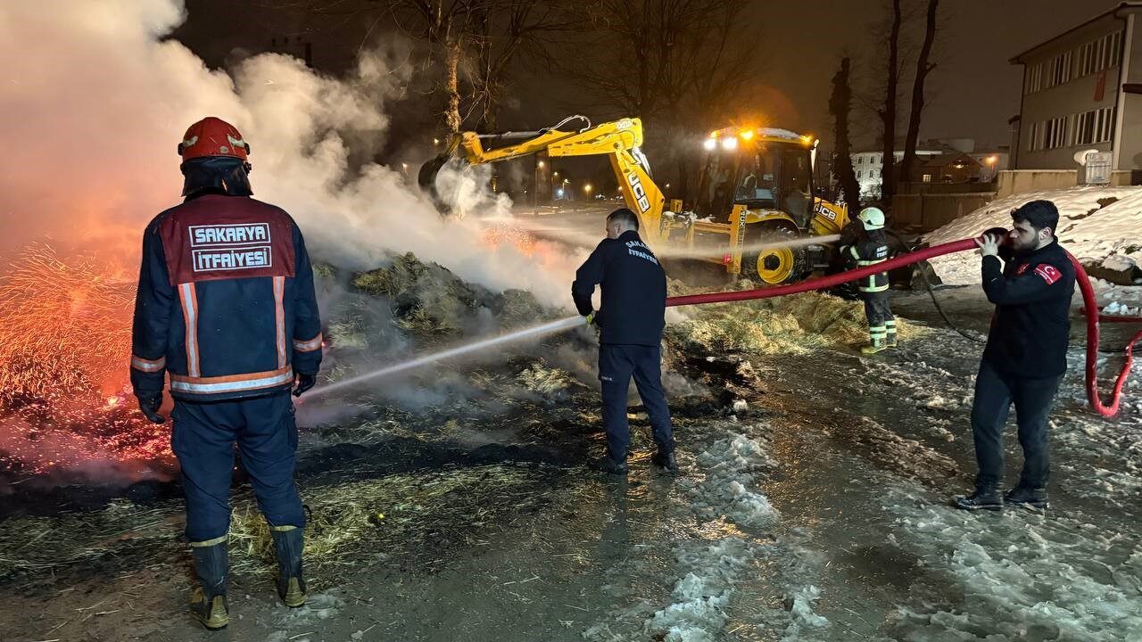 Sakarya’nın Hendek ilçesinde kasasındaki samanlar alev alev yanan kamyon şoförü