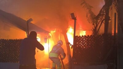 Hatay’da alevlere teslim olarak yanan konteyner kullanılmaz hale geldi. Yangın;