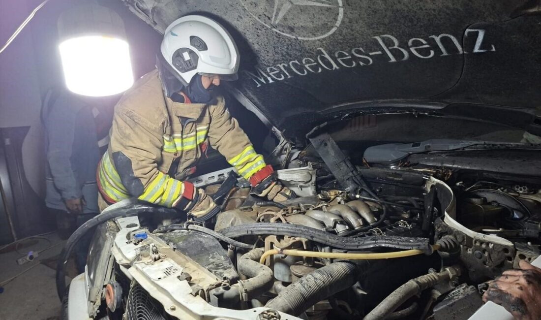 Hatay’da park halindeyken motor kısmı yanan otomobilde hasar oluştu. Yangın;