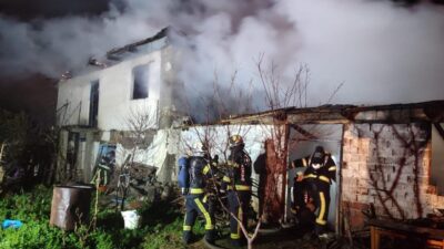 Denizli’de gece saatlerinde yanan samanlık korkuya neden oldu. Ekiplerin yoğun