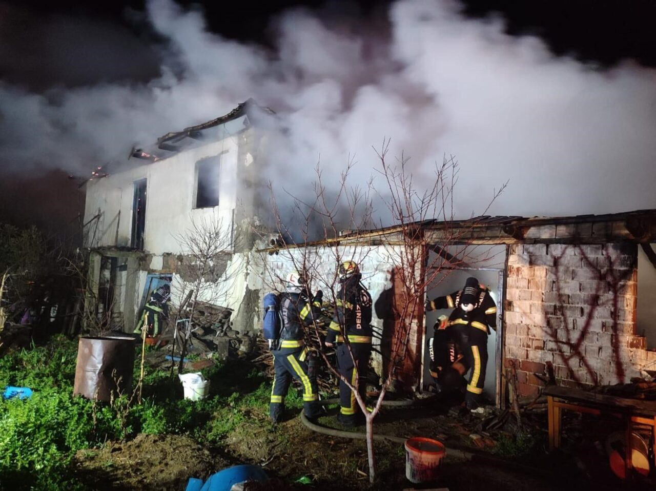 Denizli’de gece saatlerinde yanan samanlık korkuya neden oldu. Ekiplerin yoğun